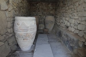 Site archéologique minoen de Phaistos. Le magasin des pithoi géants