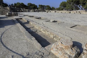 Site archéologique minoen de Phaistos. Vue générale de la cour centrale depuis les sanctuaires de l