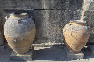 Site archéologique minoen de Phaistos. Grands pithoi (jarres de stockage), trouvés près de la cour centrale. Crète.