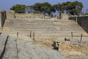 Site archéologique minoen de Phaistos. Escalier partant de la cour ouest menant aux Propylées - Minoan