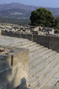 Site archéologique minoen de Phaistos, escalier partant de la cour ouest menant aux Propylées - Minoan