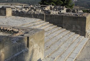 Site archéologique minoen de Phaistos, escalier partant de la cour ouest menant aux Propylées - Minoan