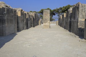 Site archéologique minoen de Phaistos. Les magasins ouest. Grand complexe des entrepôts du palais. Il se compose de l