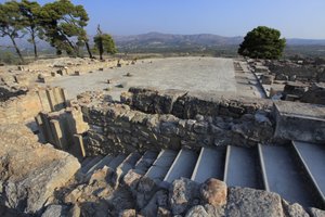 Site archéologique minoen de Phaistos. Vue sur la cour centrale depuis l