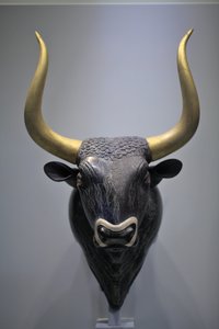 Art minoen. Rhyton en forme de tête de taureau. Ce rhyton a été trouvé dans le petit palais de Knossos. C