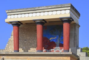 Site archéologique minoen de Knossos. Entrée nord, Hall du pilier nord. Bastion reconstruit par Arthur Evans où il a placé une copie d