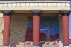 Site archéologique minoen de Knossos. Entrée nord, Hall du pilier nord. Bastion reconstruit par Arthur Evans où il a placé une copie d