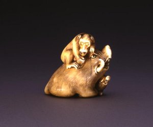Netsuke, représentant un sanglier avec un singe, vers 1800-10