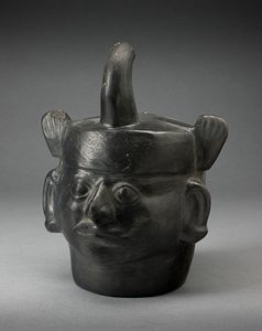 Vase à portrait en forme de règle portant une coiffe féline - Moche