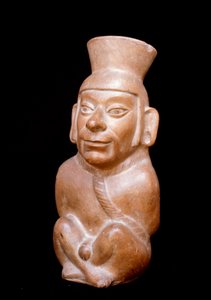 Art précolombien, civilisation Mochica : bouteille en terre cuite anthropomorphe représentant un prisonnier avant son sacrifice. 200 av. J.-C. - 700 apr. J.-C. Lima, Musée National d