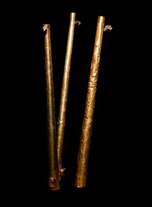Art précolombien, culture Mochica : sarbacanes en or. 200-500 aJC Collection privée