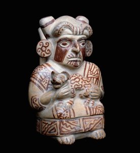 Art précolombien, civilisation mochica : un chef mochica avec un félin dans ses bras. Vase anthropomorphe en argile - Moche Moche