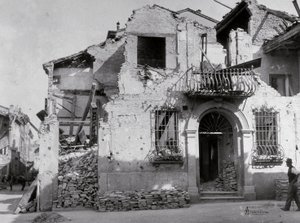 Les bombardements de Sermide : une maison gravement endommagée pendant la Seconde Guerre mondiale - Modestino Baldinetti