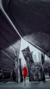 Promenade dans la ville en robe rouge - Molly Fu APA