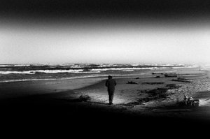 Promenade sur une plage déserte - Monika Zemojtel