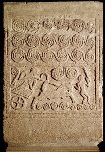 Art mycénien : stèle funéraire en calcaire représentant une bataille de Mycènes. 16ème siècle av. J.-C. Athènes, Musée archéologique national