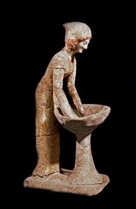 Art mycénien : figurine de femme moulant de la farine. XVIe siècle av. J.-C. Strasbourg, musée archéologique - Mycenaean