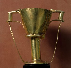 Art mycénien avec influences minoennes : calice en or à double anse appelé coupe de Nestor. 16e siècle av. J.-C. De la tombe IV de Mycènes - Mycenaean