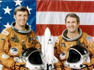 Astronautes Joe Engle et Richard Truly, deuxième vol de la navette spatiale, novembre 1981