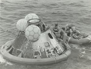 Astronautes dans un canot de sauvetage après l
