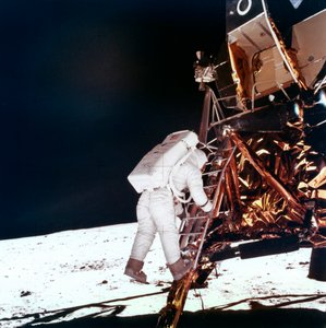 Edwin Buzz Aldrin descend les marches de l