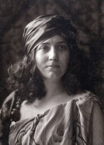 Lea Pirou avec un turban tenant ses cheveux - Nadar