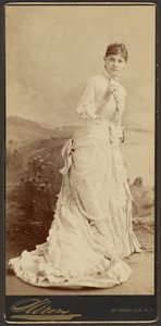 [Femme non identifiée portant une longue et élégante robe blanche, debout] - Napoleon Sarony