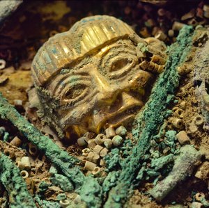 Perle en or enterrée dans la tombe royale Moche du Vieux Seigneur de Sipán - Nathan Benn