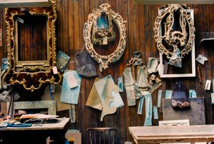 Cadres de miroir ou de glace en attente de dorure dans l