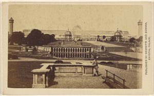 [Vue extérieure longue du Crystal Palace et de ses environs]. - Negretti and Zambra