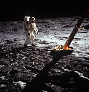 Buzz Aldrin près de la jambe du module lunaire, mission Apollo II, juillet 1969 - Neil Armstrong