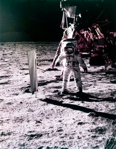 Buzz Aldrin déploie un collecteur de vent solaire sur la surface de la Lune, mission Apollo 11, juillet 1969 - Neil Armstrong