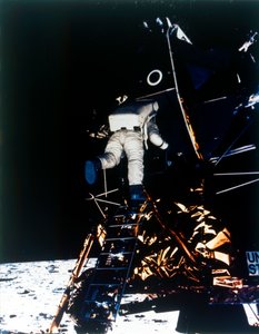 Buzz Aldrin descend du module lunaire, mission Apollo II - Neil Armstrong