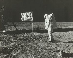 Buzz Aldrin sur la Lune avec le drapeau américain, 1969