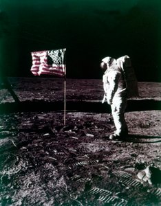 Buzz Aldrin à côté du drapeau américain sur la surface de la Lune
