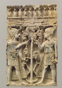 Plaque de meuble sculptée en haut relief avec deux figures égyptisantes flanquant un arbre à volutes, c.9e-8e siècle av. J.-C.