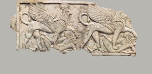 Plaque de meuble sculptée en relief avec deux sphinx à tête de faucon piétinant des captifs, 9e-7e siècle av. J.-C. - Neo Assyrian Neo Assyrian