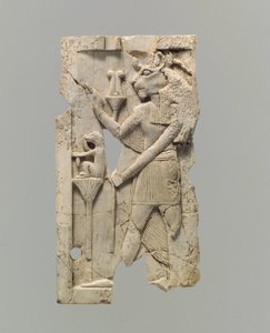 Plaque de meuble sculptée en relief avec figure à tête de lion, c.8e-7e siècle av. J.-C. - Neo Assyrian