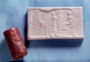 Mésopotamie: sceau en pierre de quartz et moulage (empreinte) représentant une figure parlant à une divinité. Période néo-sumérienne (vers 2150-2000 av. J.-C.) Paris, Musée du Louvre