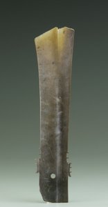 Ciseau fourchu (zhang), culture Qijia, vers 2500-2000 av. J.-C. (jade)