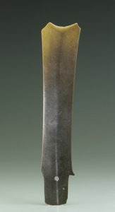 Ciseau fourchu (zhang), culture Qijia, vers 2500-2000 av. J.-C. (jade)
