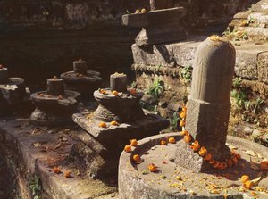 Lingams de Shiva au temple de Pashupatinah - Nepalese School