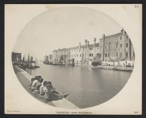 Enfants sur le quai le long d