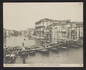 Procession sur un ponton sur le Grand Canal à Venise pendant la Festa del Redentore - Neue Photographische Gesellschaft