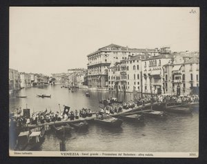 Procession sur un ponton sur le Grand Canal à Venise pendant la Festa del Redentore - Neue Photographische Gesellschaft