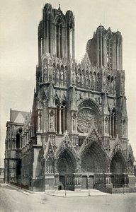 Un grand bâtiment gothique : La cathédrale de Reims, construite aux XIIIe et XIVe siècles - Neurdein