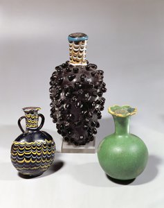 Vases égyptiens : grappe de raisin, grenade et motif de vague (verre) - New Kingdom Egyptian