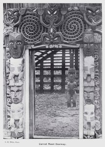 Nouvelle-Plymouth, Nouvelle-Zélande : Porte Maori sculptée - New Zealand Photographer