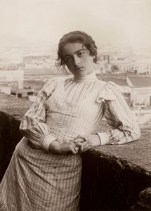 Jeune femme sur une terrasse, Naples - Nicola Biondi