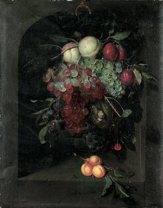Guirlande de raisins, pêches, prunes et cerises avec un escargot dans une niche en pierre avec un bouquet d